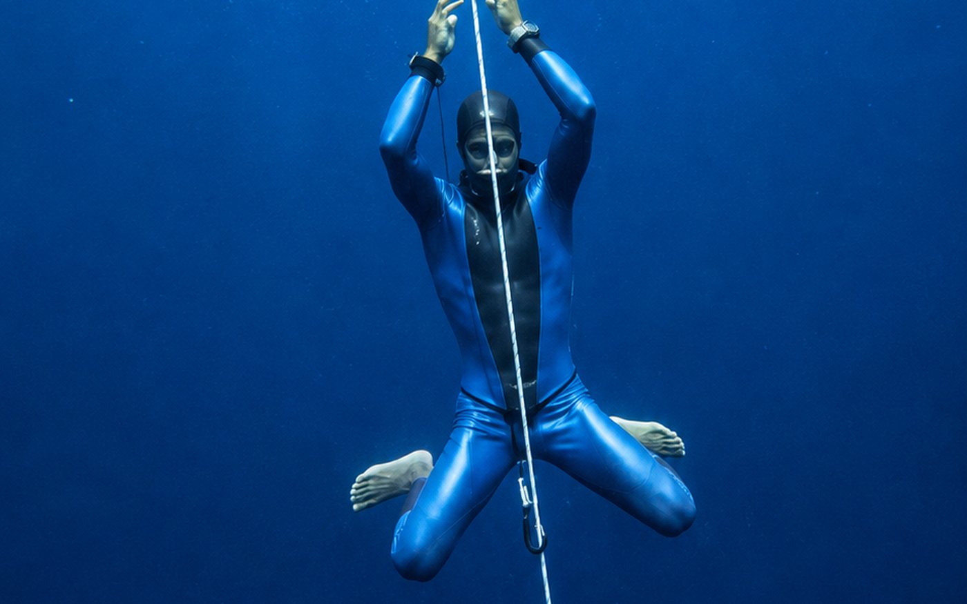 A freediver pulling up the line on a no-fins dive